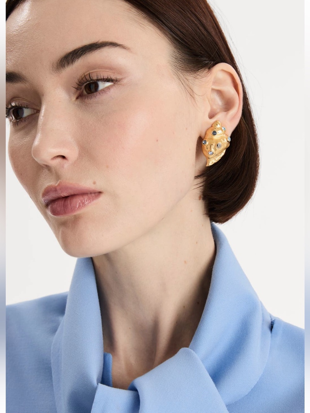 OSCAR DE LA RENTA โข Seashell Post Drop earrings in Neutrals - Picture 2 of 9